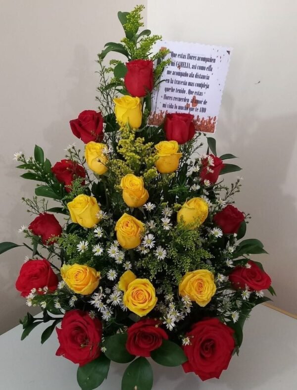Arreglo triángulo de rosas amarillos