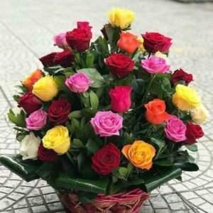 Canasta primaveral de rosas