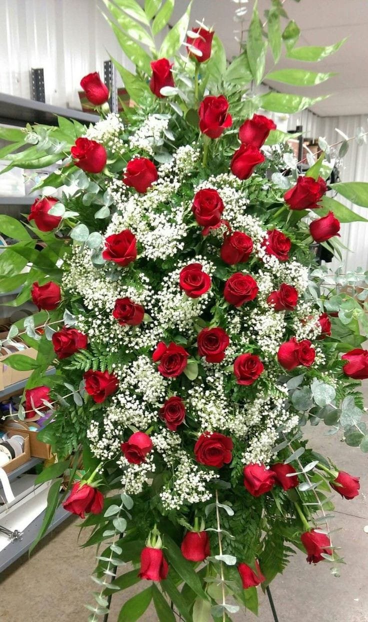 Trípode fúnebre rosas rojas