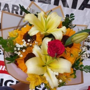 Brilla por Dentro – Arreglo de Liliums y Girasoles con Alma Roja