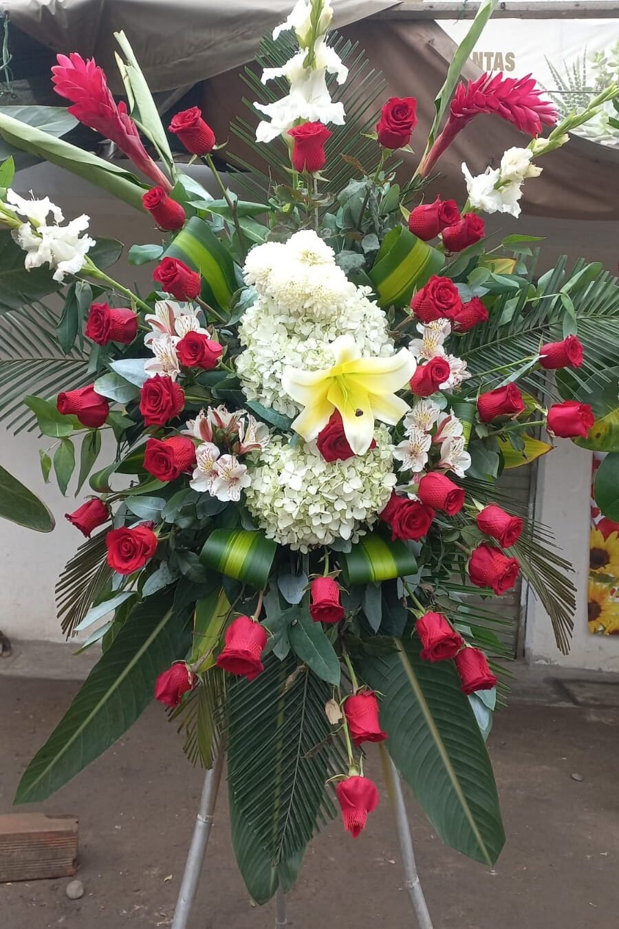 Homenaje Eterno – Trípode Funebre en Honor a la Vida