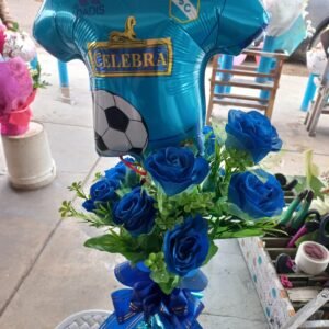 Pasión Azul – Arreglo Funebre con Rosas Artificiales y Balón de Fútbol