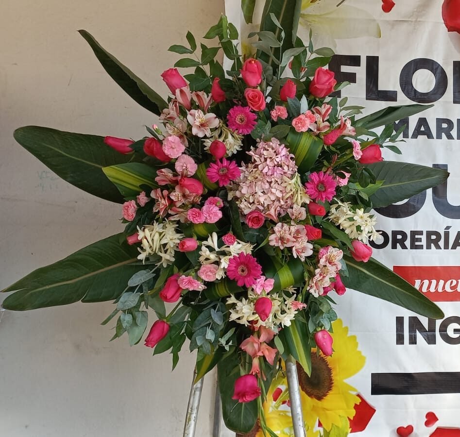 Trípode de Recuerdo – Arreglo Funebre en Tributo a la Vida