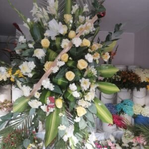 Elegancia Eterna – Arreglo Vertical con Rosas Blancas y Amarillas
