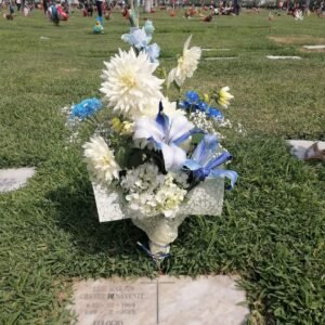 Homenaje Celestial – Arreglo Funebre con Daias blancas y liliums azules