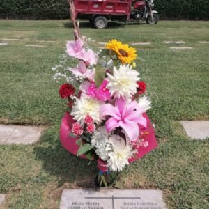 Homenaje en Flor – Arreglo Funebre con Girasoles y Lirios