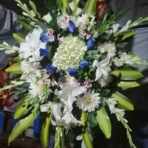 Homenaje Eterno – Arreglo Funebre gladiolos blancos y rosas azules