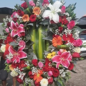 Homenaje Vibrante – Arreglo Funebre con Girasoles y Lirios