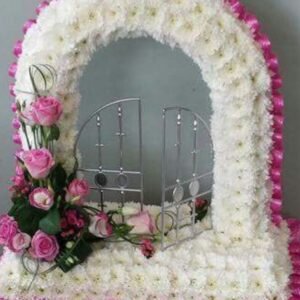 Puerta al Cielo – Corona Funebre pompo blanco y rosas